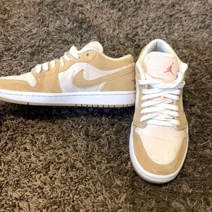 Selling air Jordan size 7.5 women